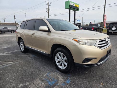 Used 2013 Toyota Highlander FWD image 4
