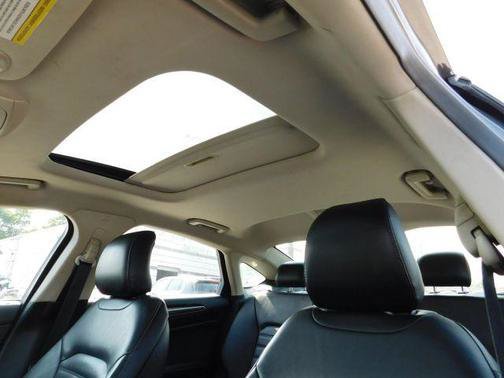 Used 2017 Ford Fusion SE w/ Equipment Group 202A AWD/4WD image 17