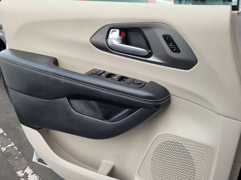 Used 2024 Chrysler Pacifica Touring-L image 14