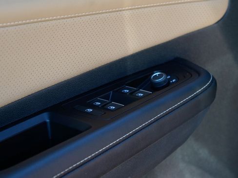 Used 2025 Volkswagen Atlas Cross Sport SE w/ Panoramic Sunroof Package image 33