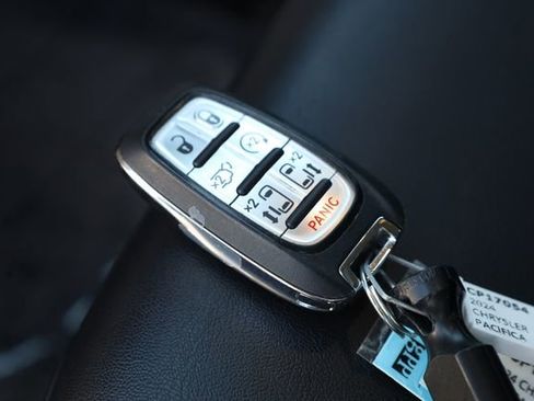 Used 2024 Chrysler Pacifica Touring-L image 11