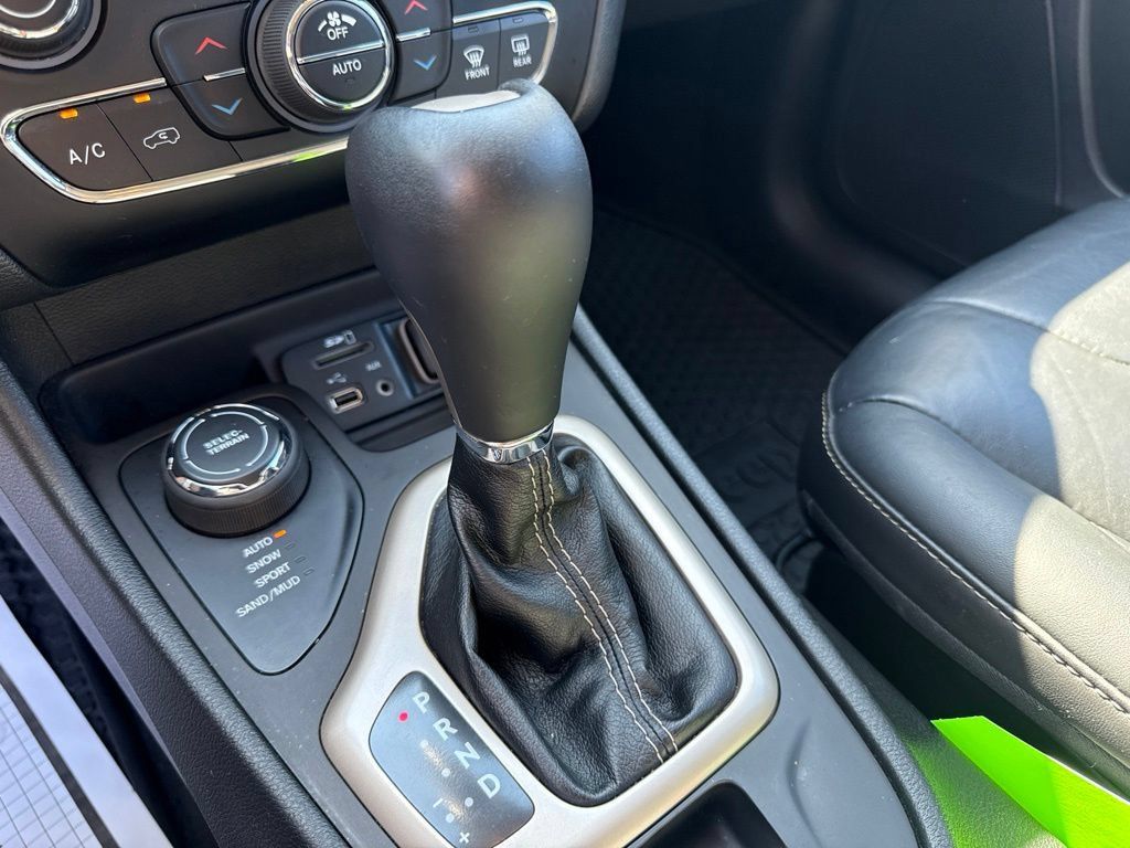Used 2016 Jeep Cherokee Limited AWD/4WD image 34