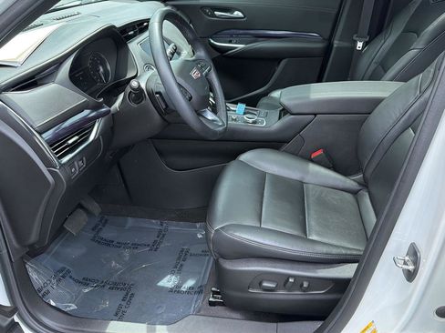 Used 2023 Cadillac XT4 Luxury w/ Cold Weather Package FWD image 10