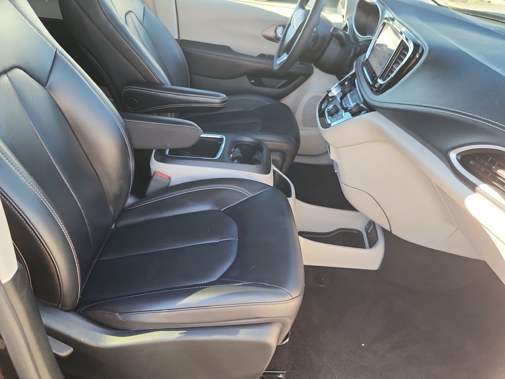 Used 2023 Chrysler Pacifica Touring-L FWD image 14