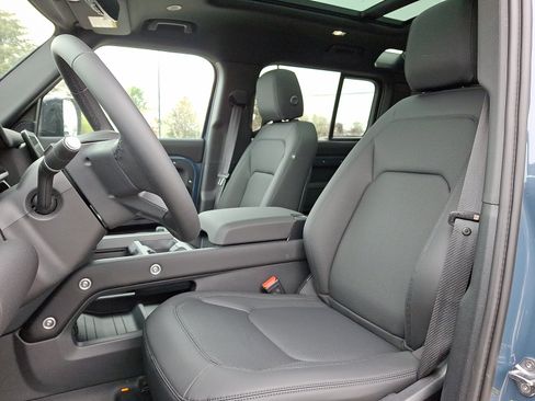 New 2026 Land Rover Defender 110 X-Dynamic SE AWD/4WD image 3
