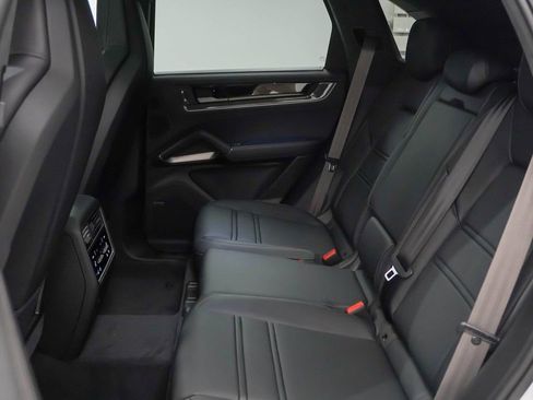 Certified 2025 Porsche Cayenne Turbo image 18