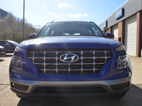 Used 2024 Hyundai Venue SEL image 2