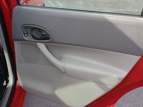 Used 2005 Ford Focus ZX4 image 19