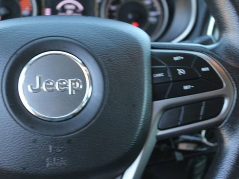 Used 2019 Jeep Cherokee Latitude w/ Popular Appearance Group image 16