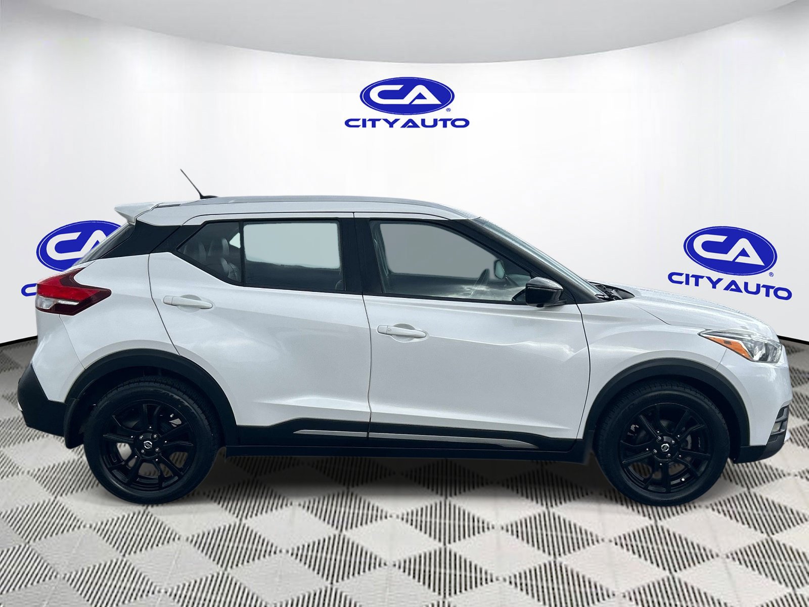 Used 2020 Nissan Kicks SR w/ SR Premium Package FWD image 2