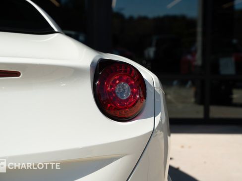 Used 2016 Ferrari California T image 17