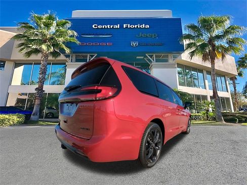 New 2026 Chrysler Pacifica Limited w/ S Appearance Package image 5