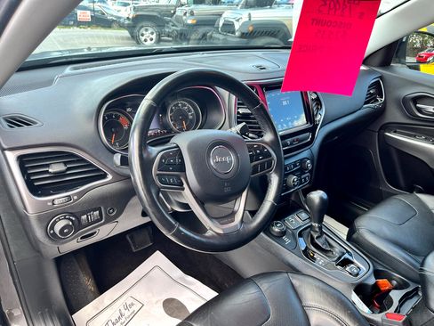 Used 2019 Jeep Cherokee Limited image 10