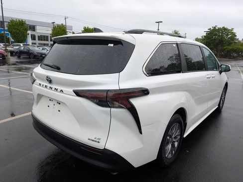 Used 2024 Toyota Sienna LE w/ LE Plus Package AWD/4WD image 7