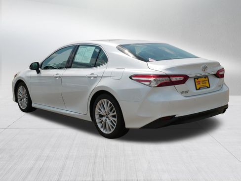 Used 2018 Toyota Camry XLE FWD image 5