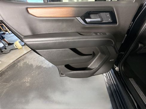 Used 2025 GMC Yukon Denali AWD/4WD image 25
