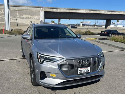 Used 2022 Audi e-tron Premium Plus AWD/4WD image 4