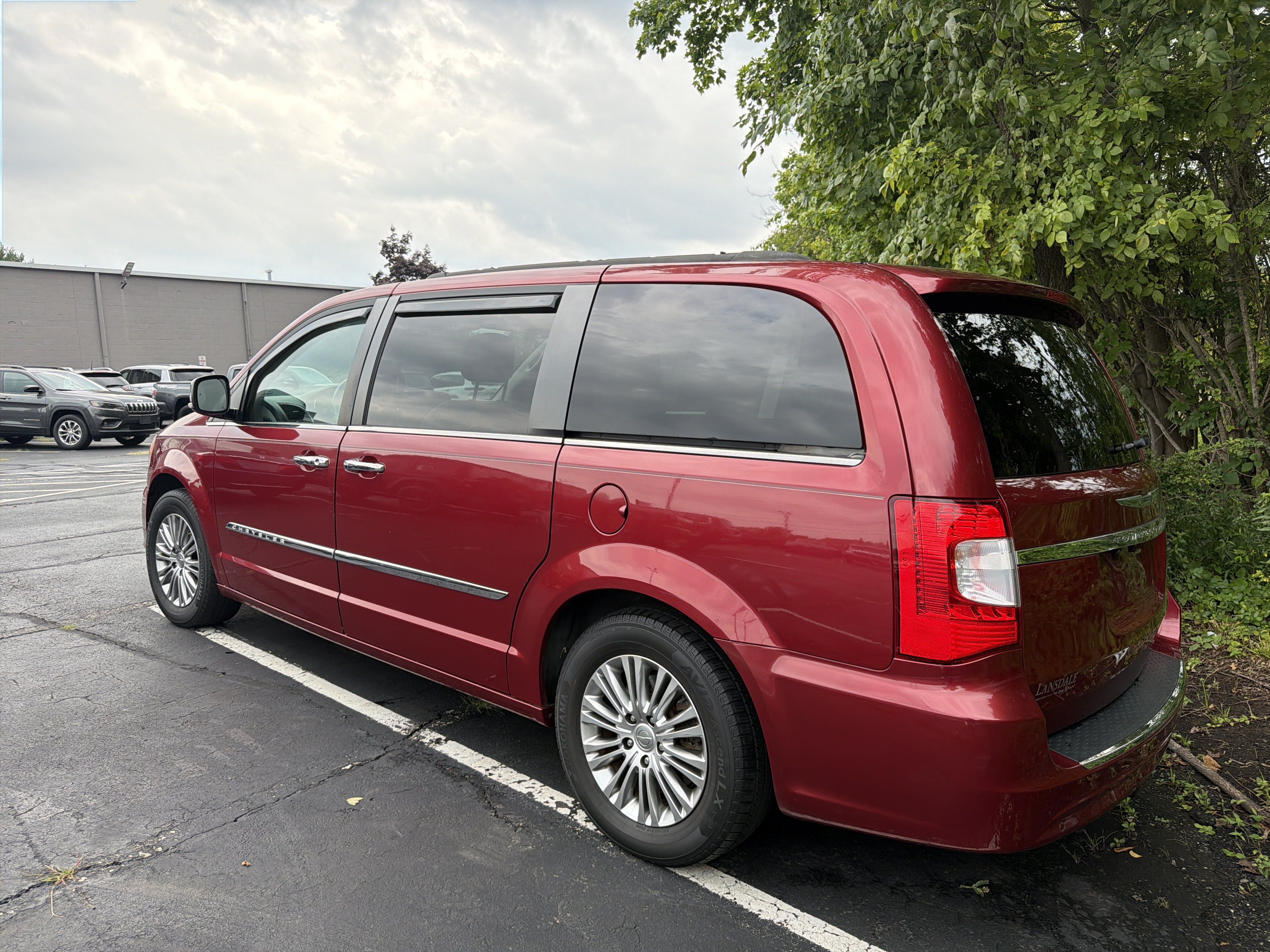 Used 2014 Chrysler Town & Country Touring-L w/ Driver Convenience Group FWD image 5