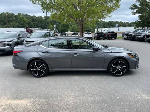 Used 2025 Nissan Altima 2.5 SR FWD image 8