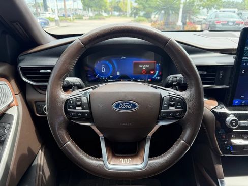 Used 2021 Ford Explorer King Ranch w/ Premium Technology Package RWD image 15