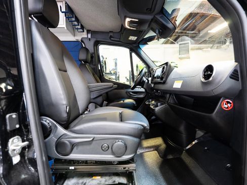 Used 2021 Mercedes-Benz Sprinter 2500 w/ Premium Plus Package image 62