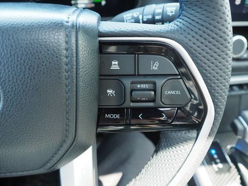 Used 2025 Toyota Sequoia Platinum AWD/4WD image 31