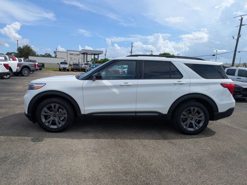 Used 2023 Ford Explorer XLT w/ Equipment Group 202A RWD image 7