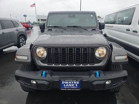 Used 2024 Jeep Wrangler Unlimited image 2