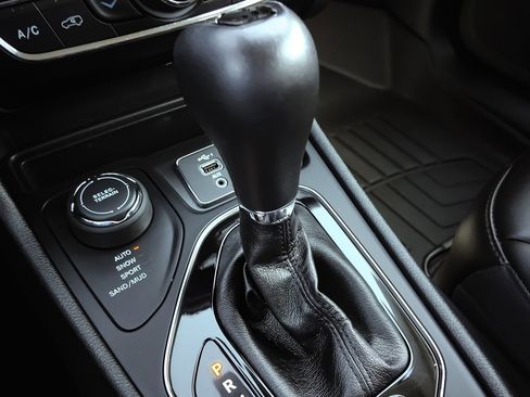 Used 2020 Jeep Cherokee Latitude Plus image 14