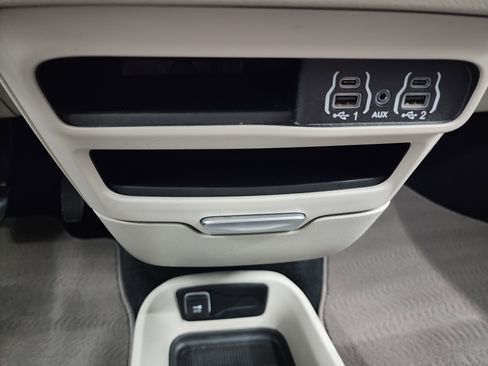 Used 2024 Chrysler Pacifica Touring-L image 42