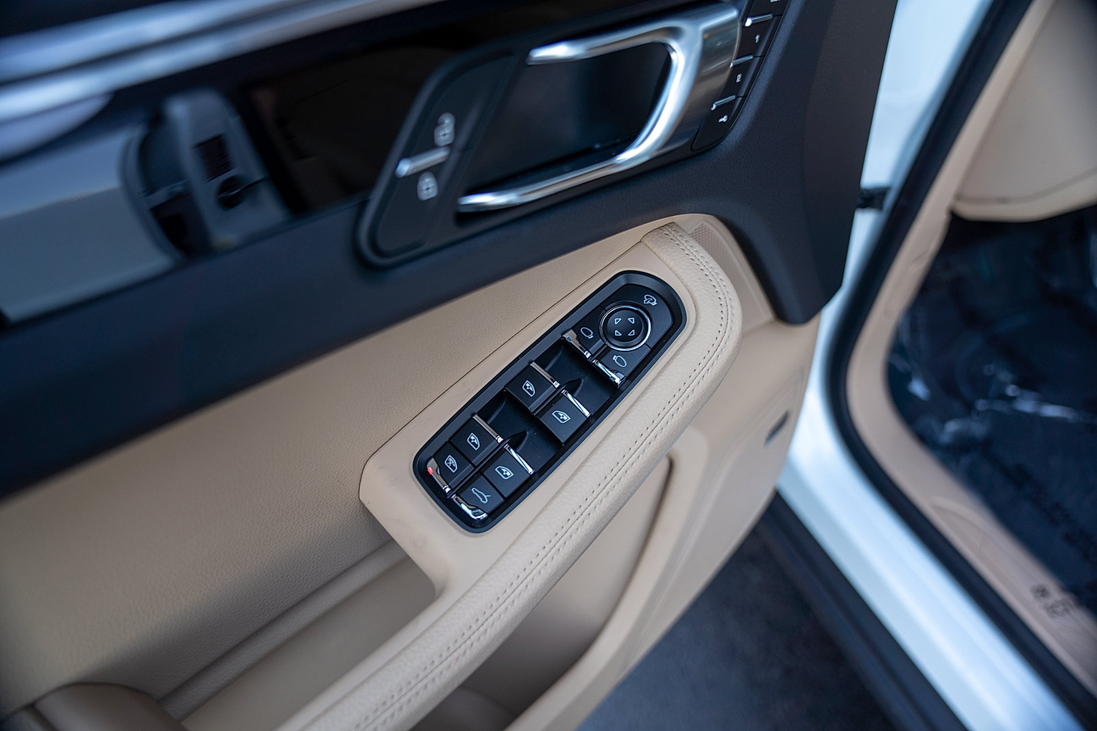 Certified 2026 Porsche Macan AWD/4WD image 18