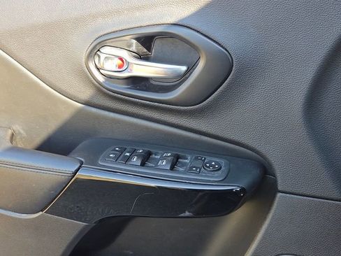 Used 2021 Jeep Cherokee Altitude image 28