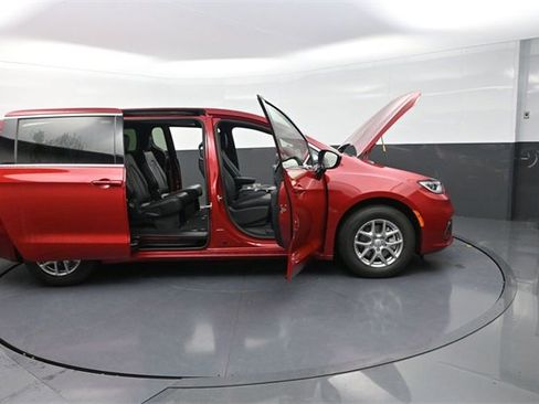 New 2026 Chrysler Pacifica Select image 32