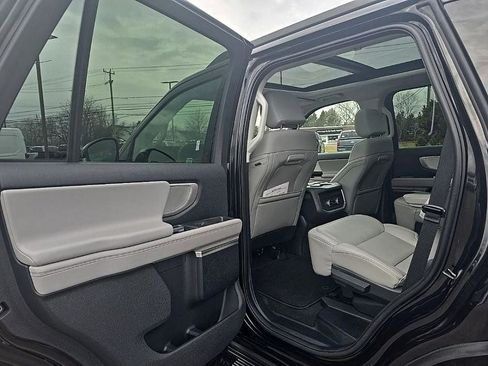 Used 2025 Ford Expedition Active image 27