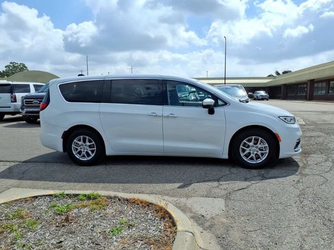 Used 2023 Chrysler Pacifica Touring-L FWD image 6