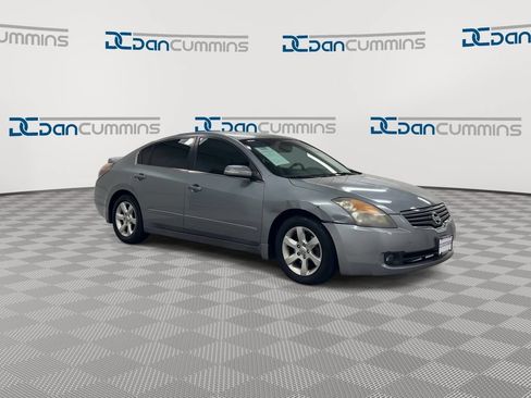 Used 2007 Nissan Altima 3.5 SL w/ Technology Pkg FWD image 2