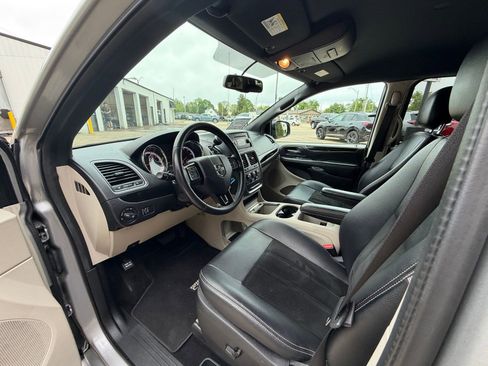 Used 2017 Dodge Grand Caravan SXT FWD image 11