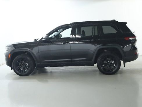 Used 2025 Jeep Grand Cherokee Altitude AWD/4WD image 38