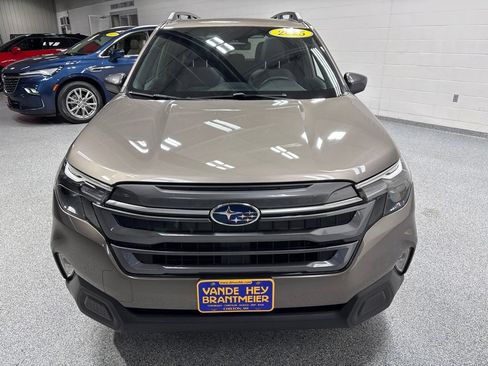 Used 2025 Subaru Forester Premium AWD/4WD image 2