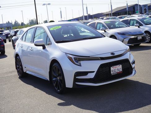 Used 2025 Toyota Corolla SE AWD/4WD image 1