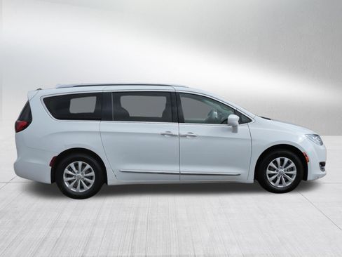 Used 2018 Chrysler Pacifica Touring-L Plus FWD image 8