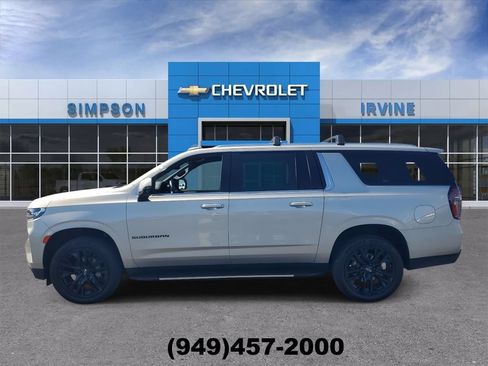 Used 2023 Chevrolet Suburban LT w/ Luxury Package AWD/4WD image 5
