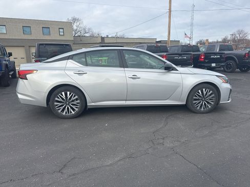 Used 2024 Nissan Altima 2.5 SV image 8