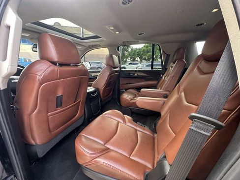 Used 2019 Cadillac Escalade Luxury AWD/4WD image 38