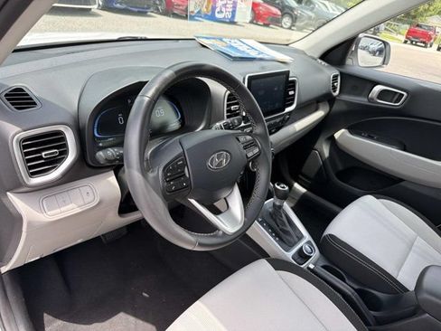 Used 2025 Hyundai Venue SEL FWD image 11