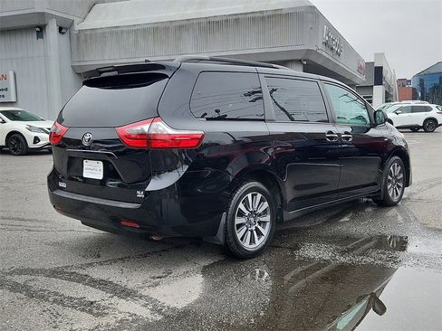 Used 2020 Toyota Sienna XLE image 6