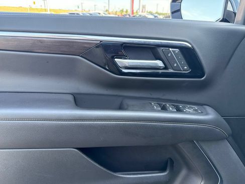 Used 2025 Chevrolet Suburban Premier AWD/4WD image 13