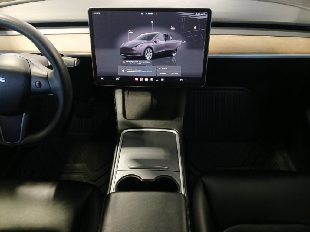 Used 2024 Tesla Model Y Long Range AWD/4WD image 3