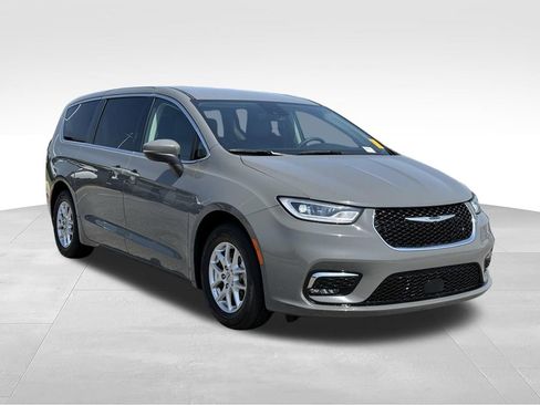 Used 2023 Chrysler Pacifica Touring-L FWD image 9