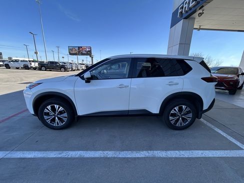 Used 2021 Nissan Rogue SV image 2